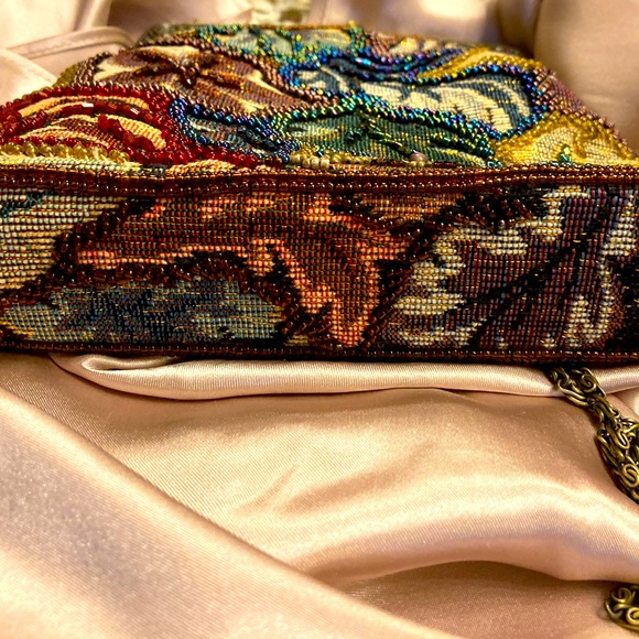 Beaded Floral Tapestry Purse w/ Metal Frame & Chain Strap. - Vintage - Picture 8 of 9